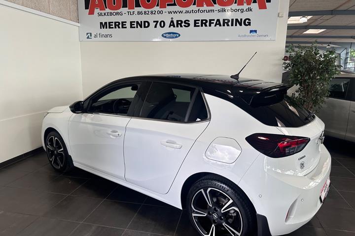 Hvid Opel Corsa fra 2023