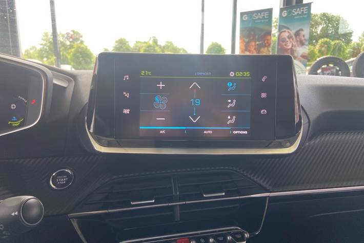 Grå Peugeot e-208 fra 2023