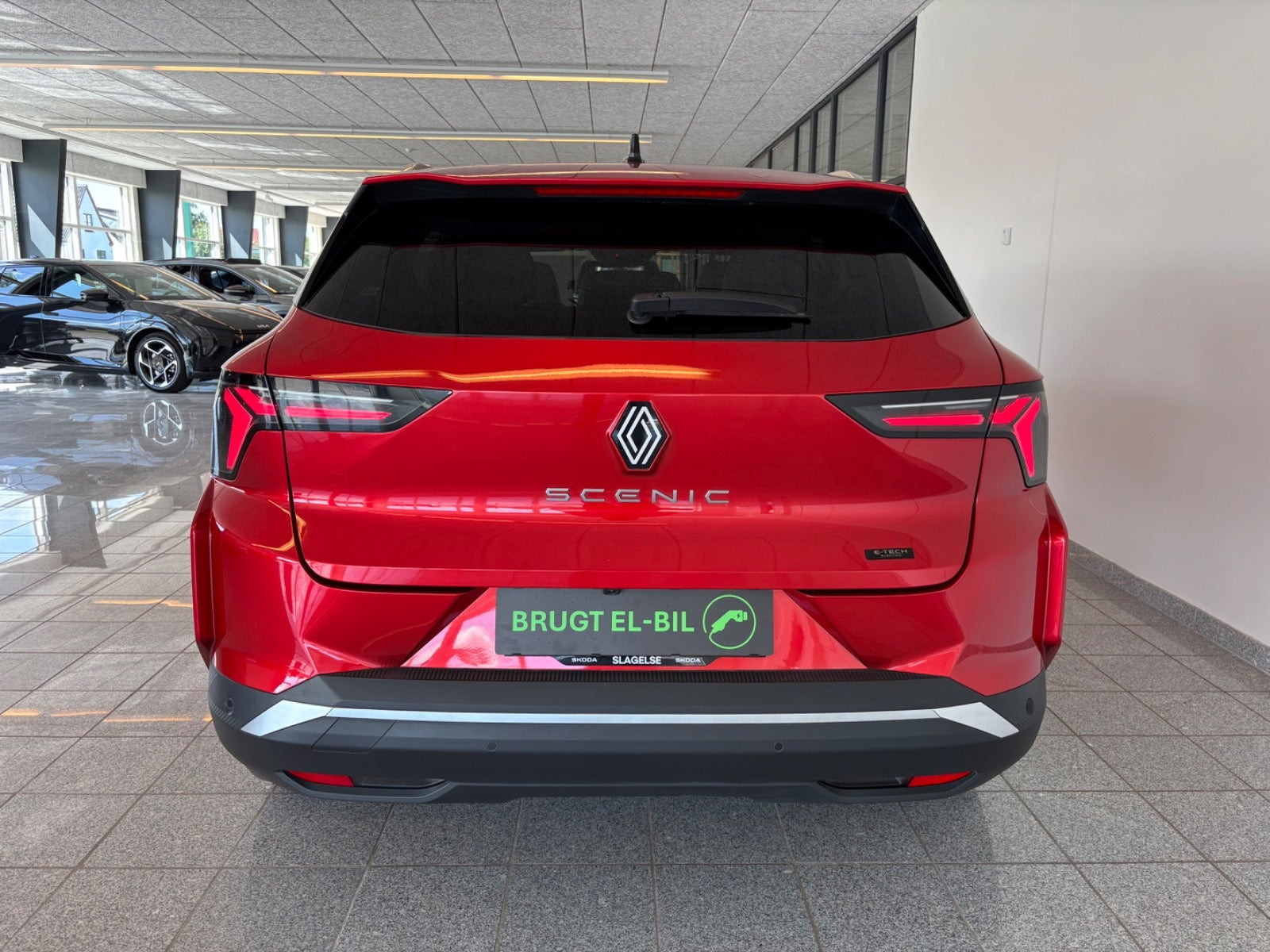 Rød Renault Scenic E-Tech fra 2024 set udefra