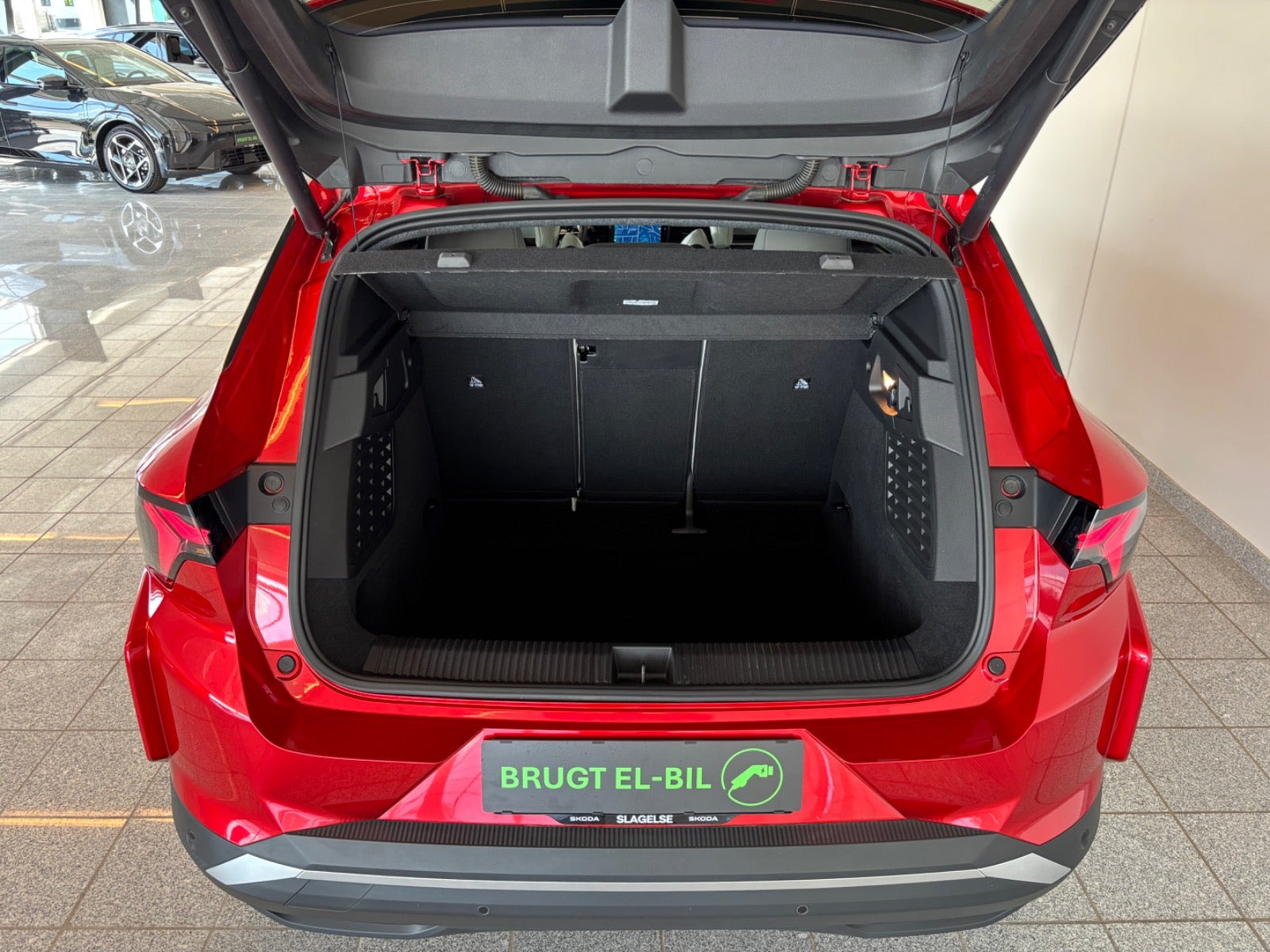 Rød Renault Scenic E-Tech fra 2024 set indefra