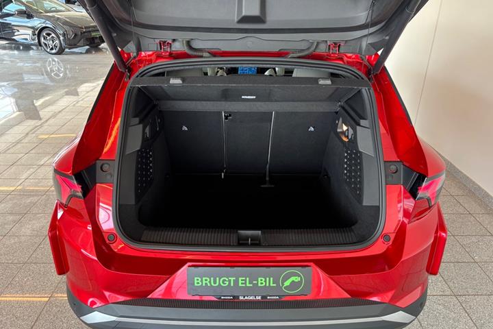 Rød Renault Scenic E-Tech fra 2024 set indefra