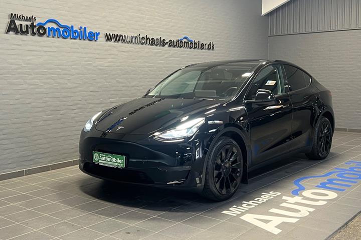 Sort Tesla Model Y fra 2022 set udefra