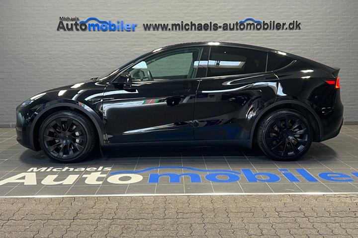 Sort Tesla Model Y fra 2022