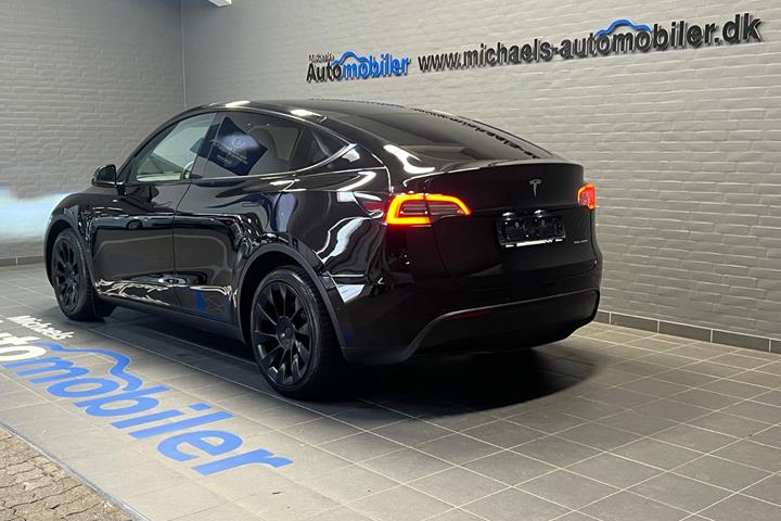 Sort Tesla Model Y fra 2022