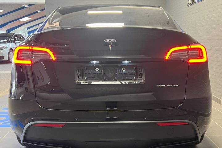 Sort Tesla Model Y fra 2022