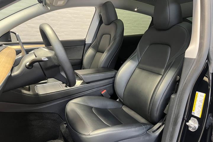Sort Tesla Model Y fra 2022