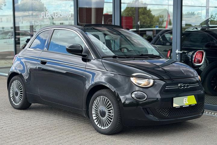 Sort Fiat 500e fra 2023 set udefra