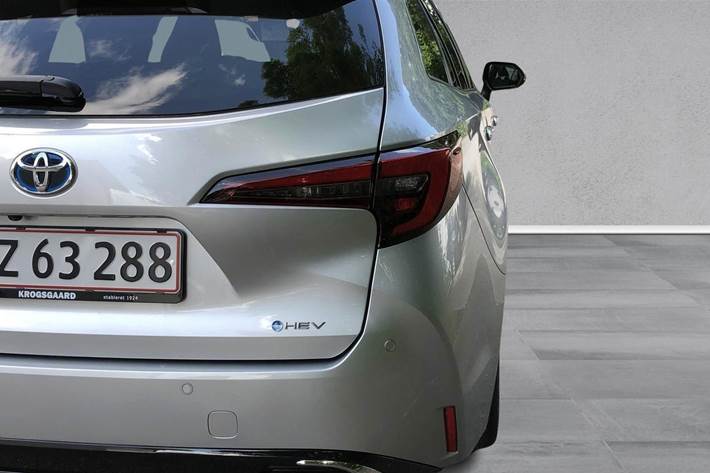 Sølv Toyota Corolla fra 2024