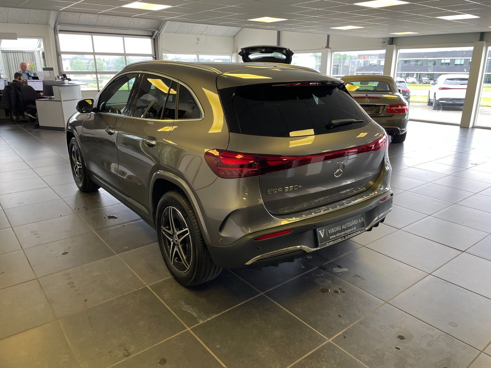 Grå Mercedes EQA250+ fra 2025