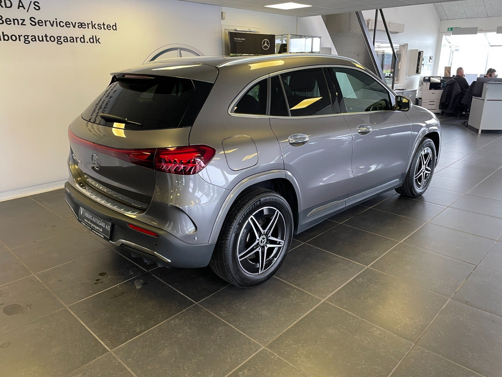 Grå Mercedes EQA250+ fra 2025