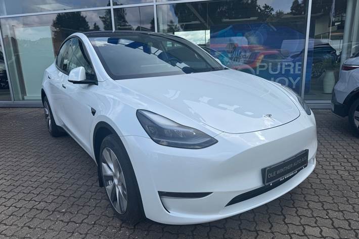 Hvid Tesla Model Y fra 2023