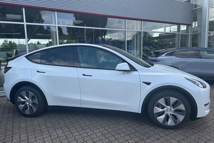 Hvid Tesla Model Y fra 2023
