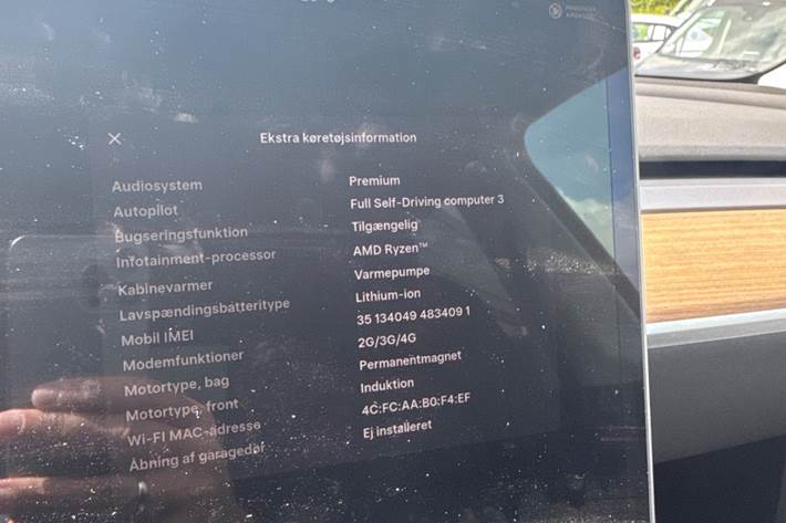 Hvid Tesla Model Y fra 2023