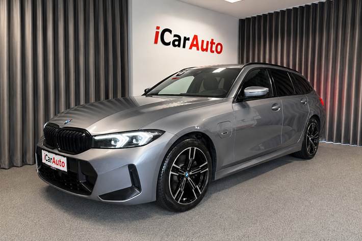 Grå BMW 330e fra 2023 set udefra