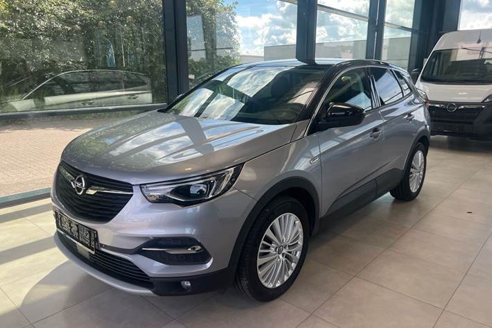 Grå Opel Grandland X fra 2020 set udefra