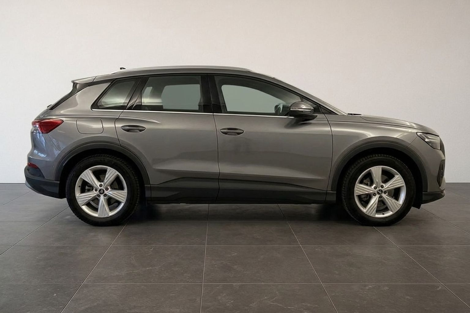 Grå Audi Q4 fra 2023