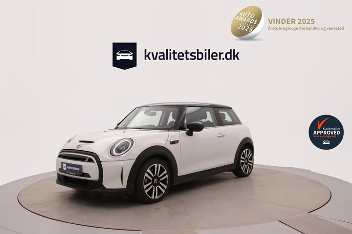 Hvid Mini Cooper fra 2023 set udefra