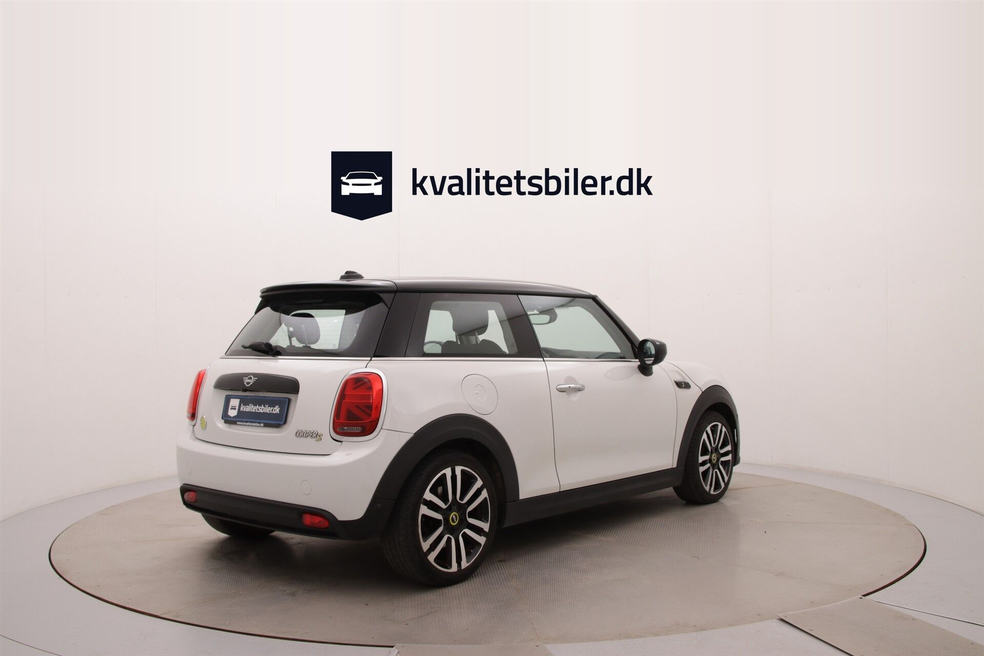Hvid Mini Cooper fra 2023