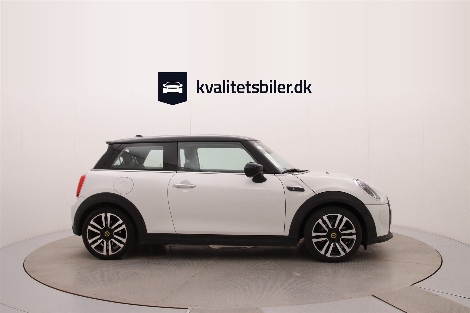 Hvid Mini Cooper fra 2023