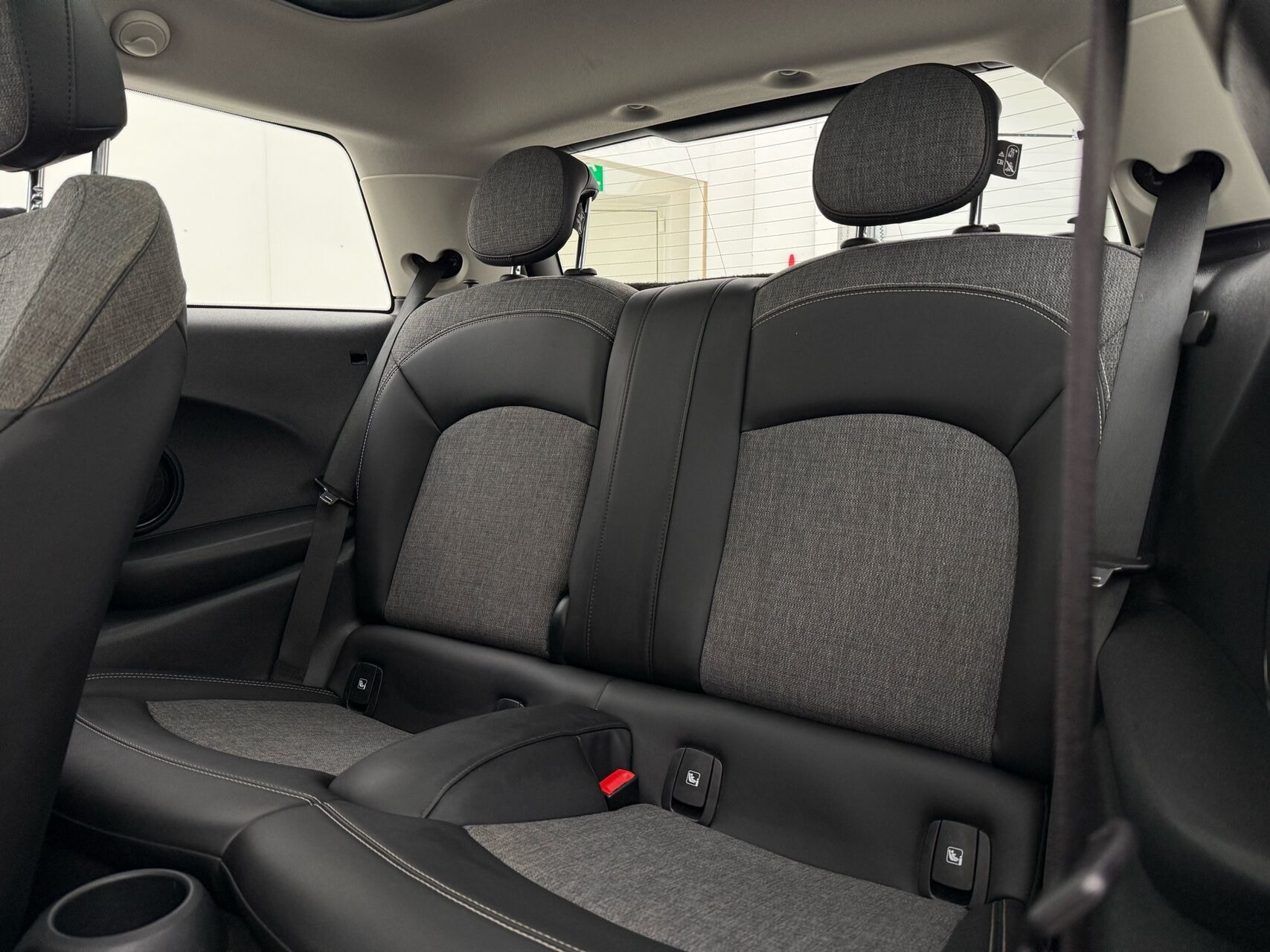 Hvid Mini Cooper fra 2023