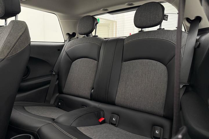 Hvid Mini Cooper fra 2023