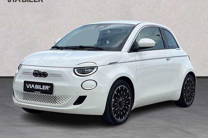 Hvid Fiat 500e fra 2023 set udefra