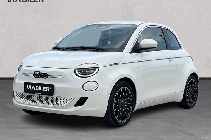Hvid Fiat 500e fra 2023 set udefra