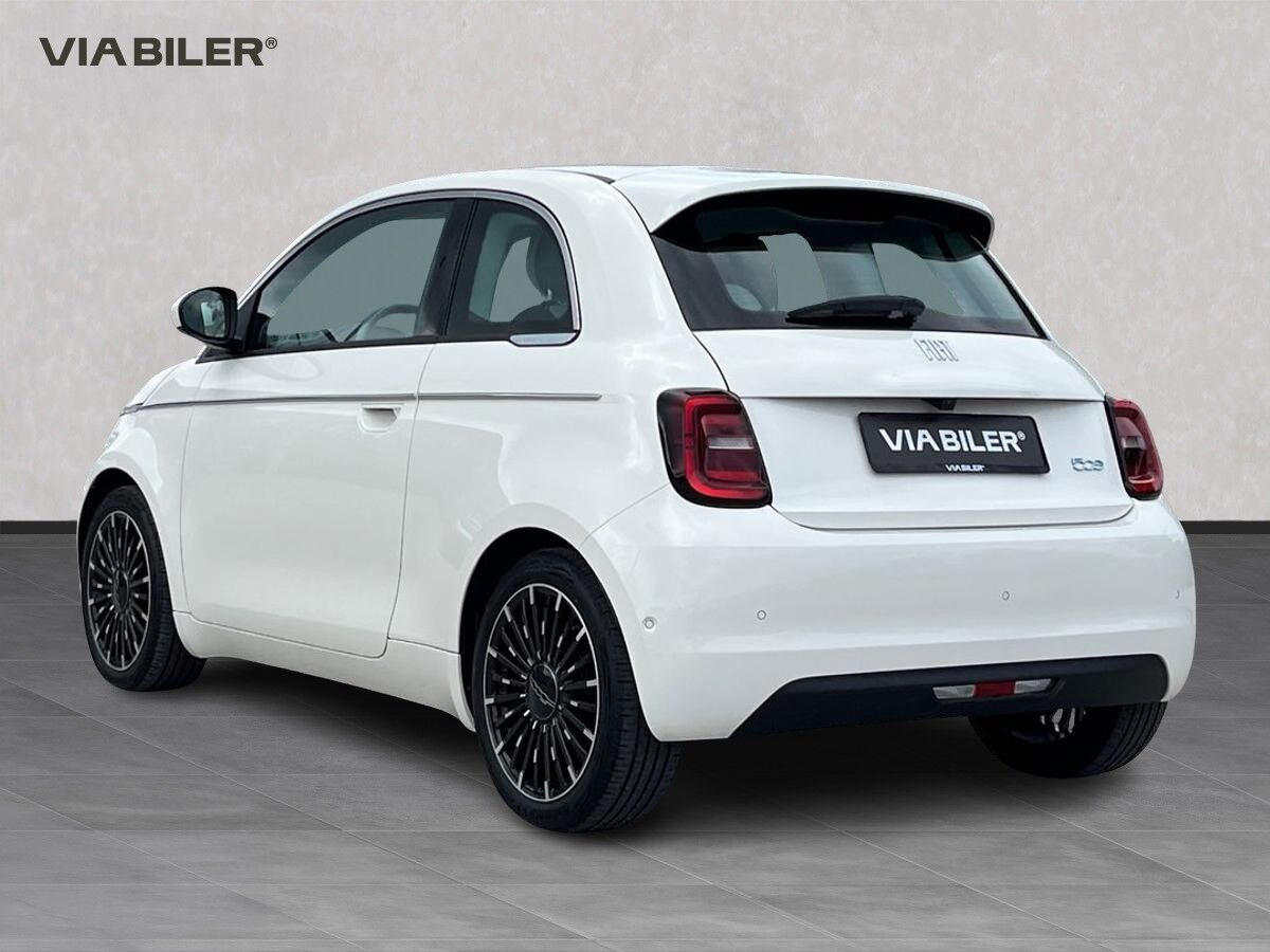 Hvid Fiat 500e fra 2023