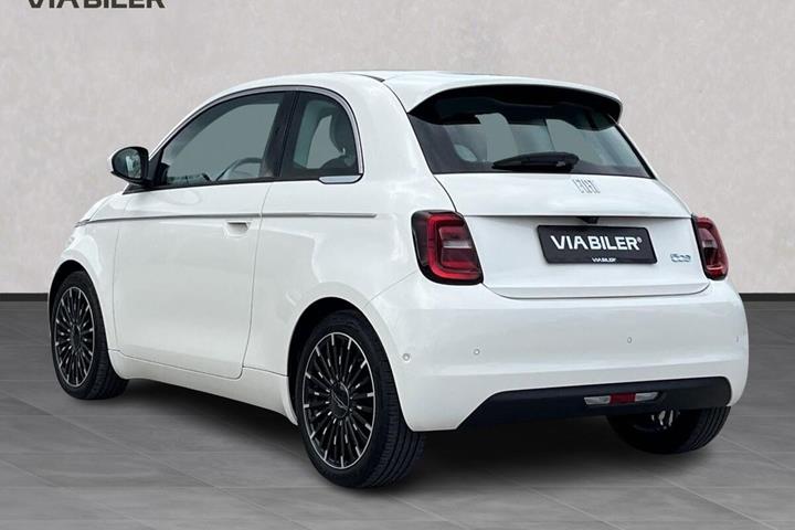 Hvid Fiat 500e fra 2023