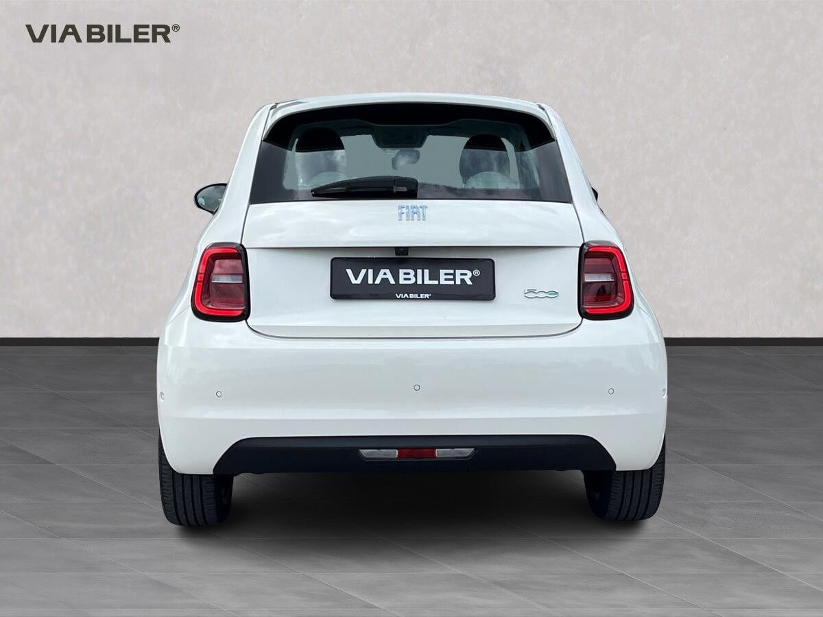 Hvid Fiat 500e fra 2023