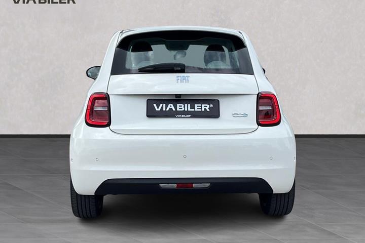 Hvid Fiat 500e fra 2023