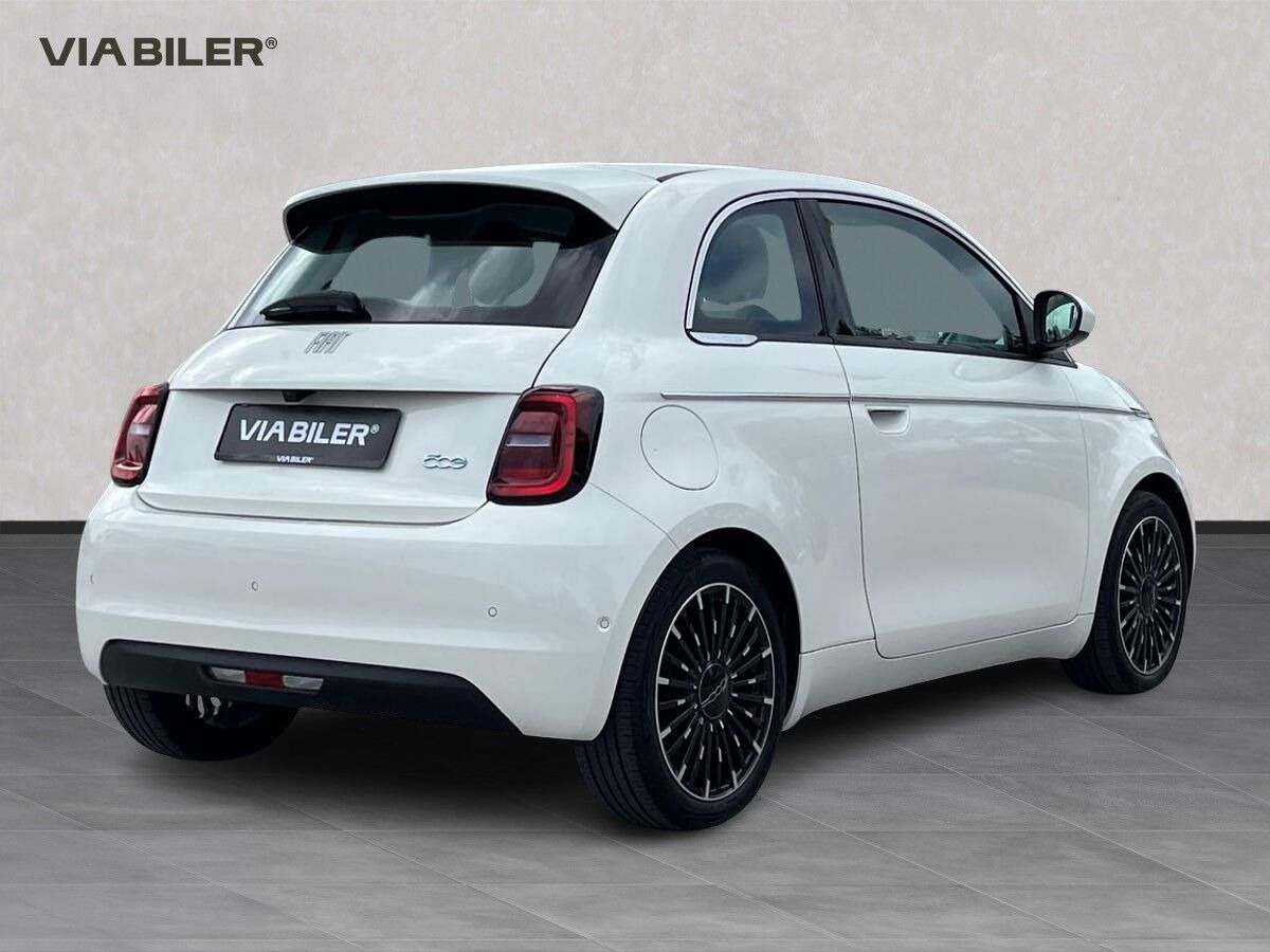 Hvid Fiat 500e fra 2023