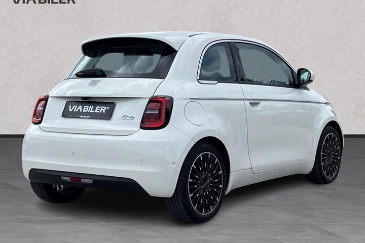 Hvid Fiat 500e fra 2023