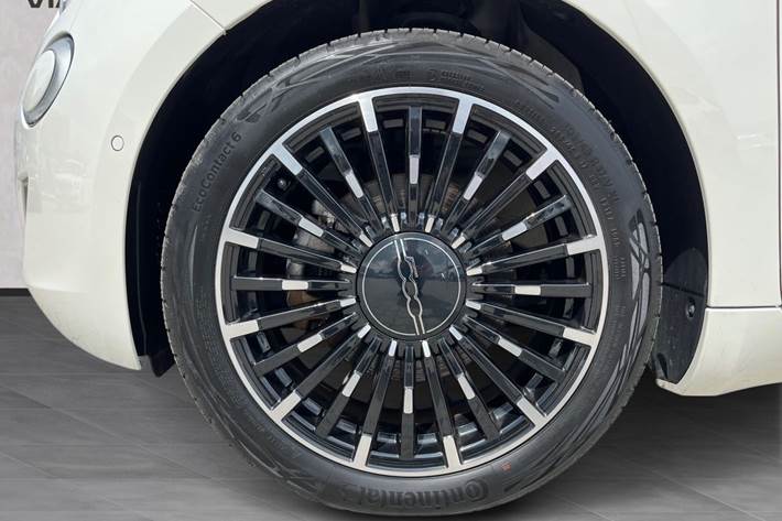 Hvid Fiat 500e fra 2023