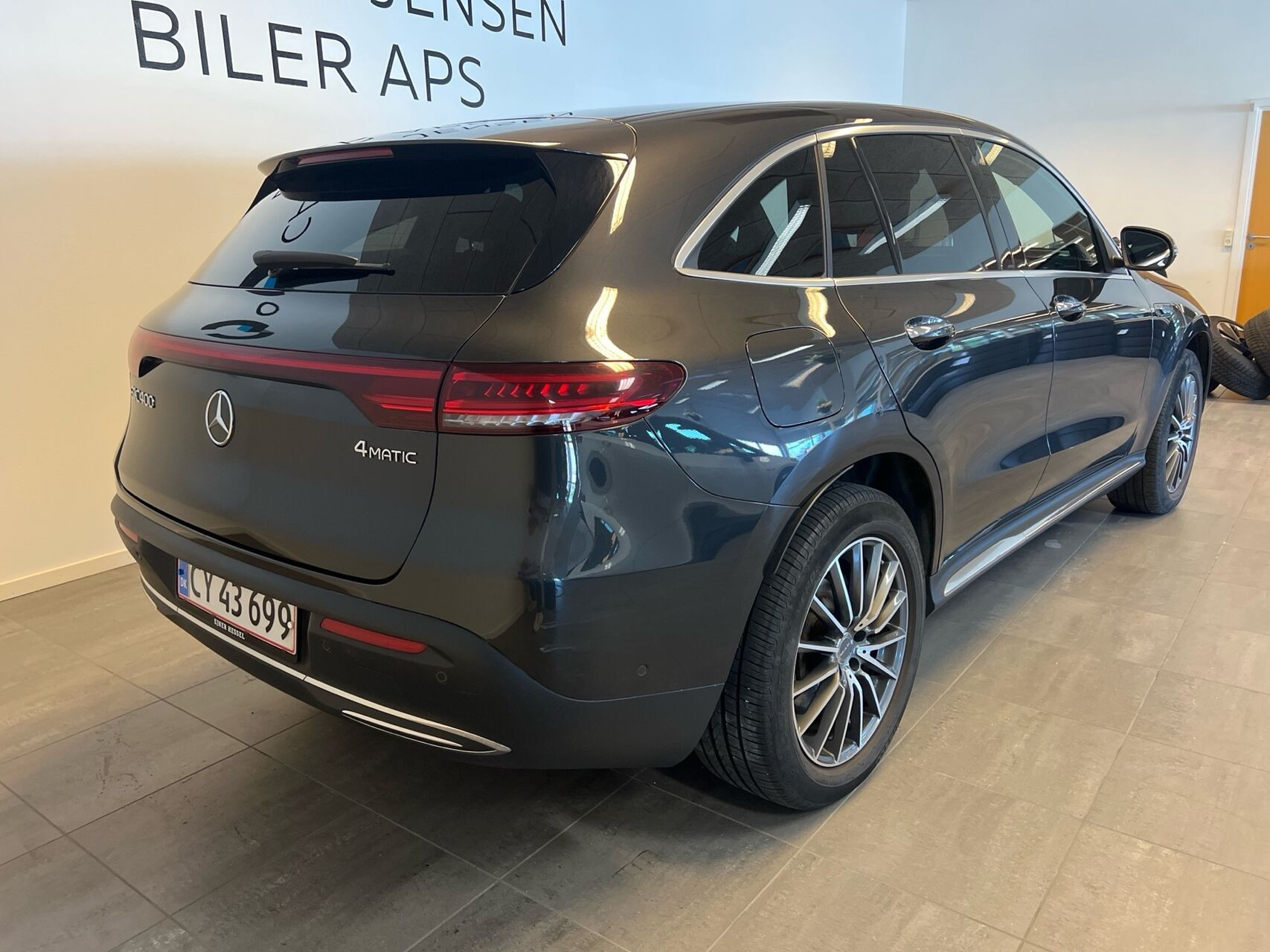 Grå Mercedes EQC 400 fra 2021