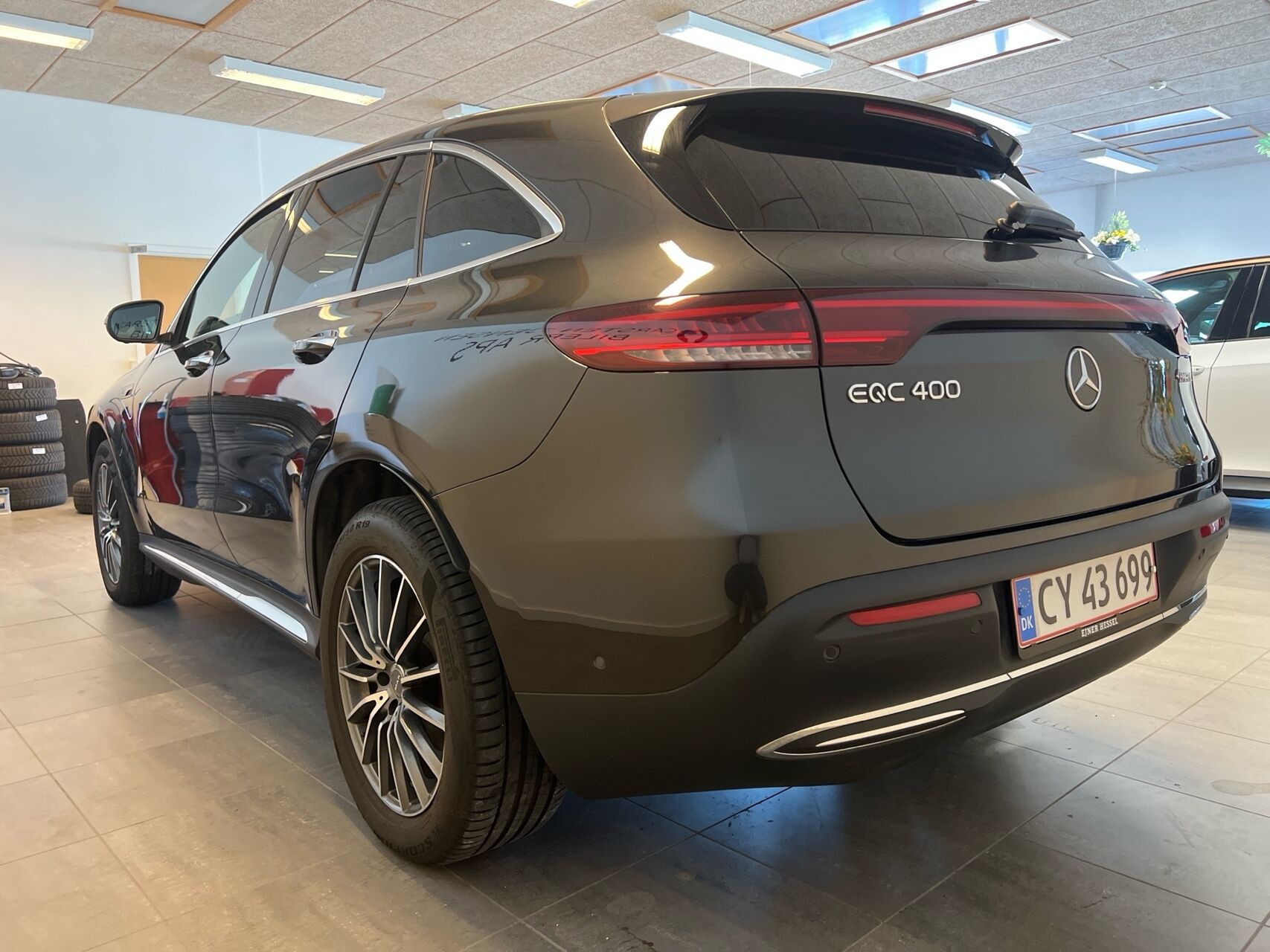 Grå Mercedes EQC 400 fra 2021