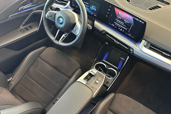 Blå BMW iX1 fra 2024