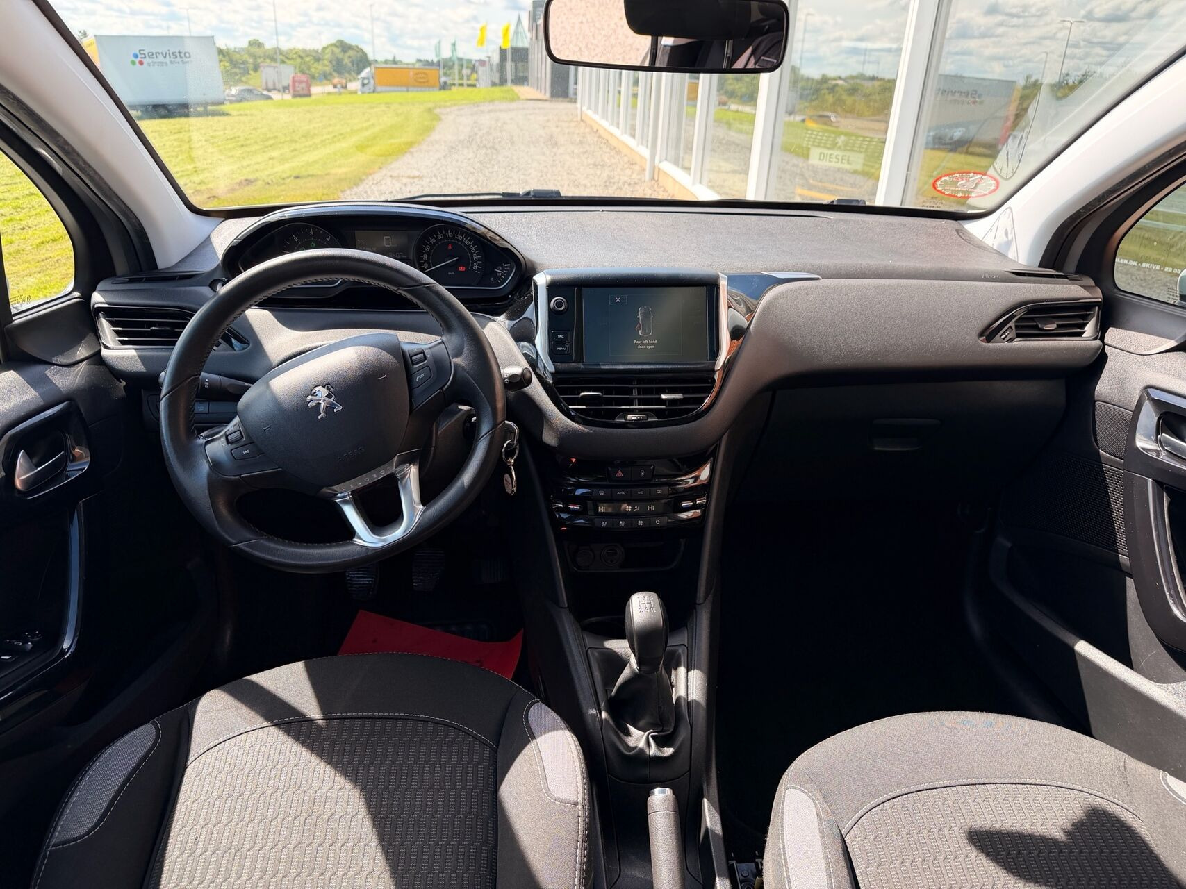 Sølv Peugeot 208 fra 2016