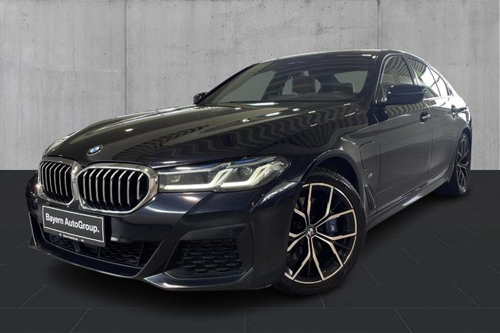 Sort BMW 530e fra 2021 set udefra