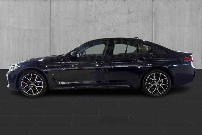 Sort BMW 530e fra 2021
