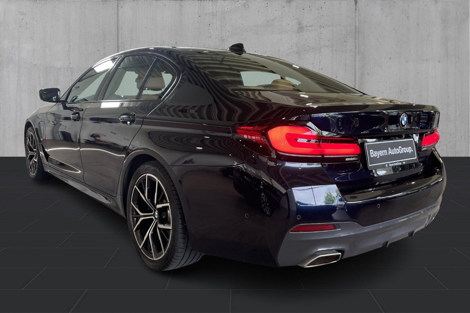 Sort BMW 530e fra 2021