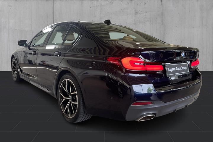 Sort BMW 530e fra 2021