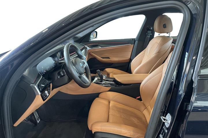 Sort BMW 530e fra 2021