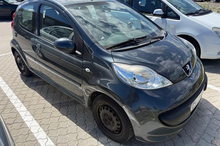 Grå Peugeot 107 fra 2008