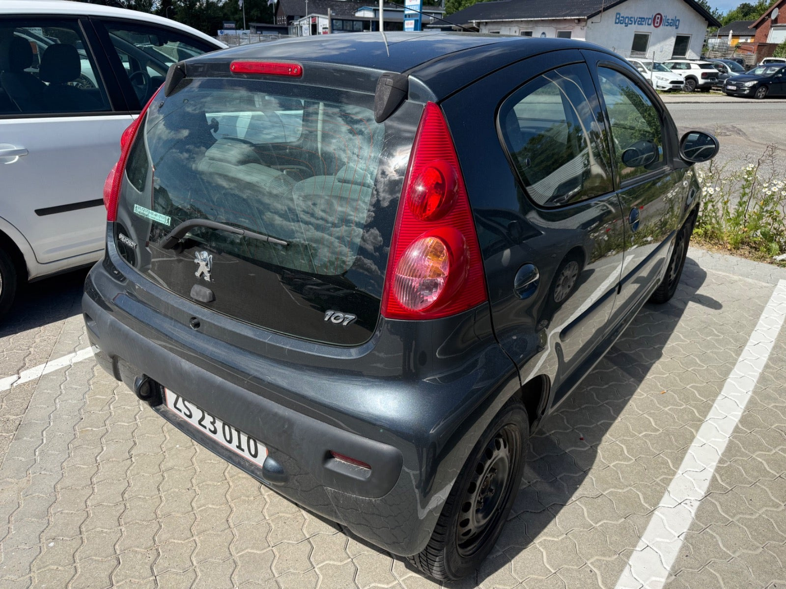 Grå Peugeot 107 fra 2008
