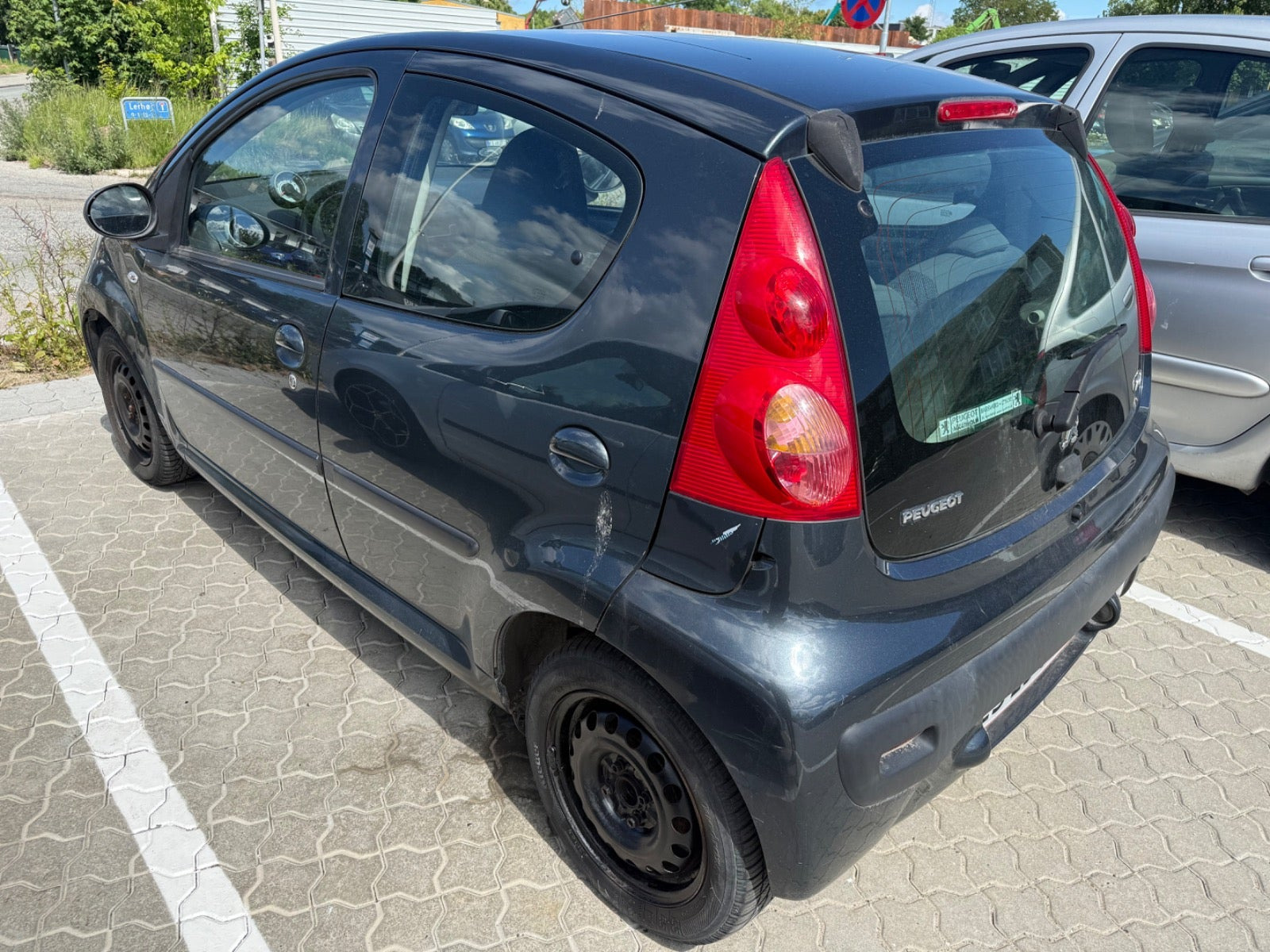 Grå Peugeot 107 fra 2008