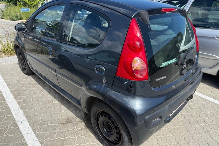 Grå Peugeot 107 fra 2008