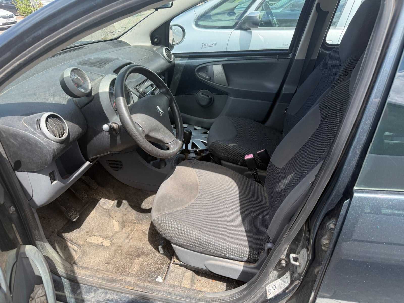 Grå Peugeot 107 fra 2008