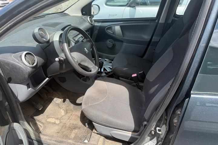 Grå Peugeot 107 fra 2008