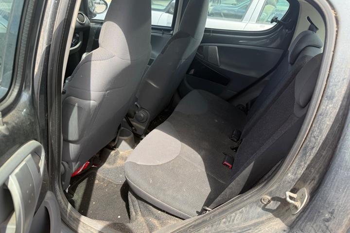 Grå Peugeot 107 fra 2008